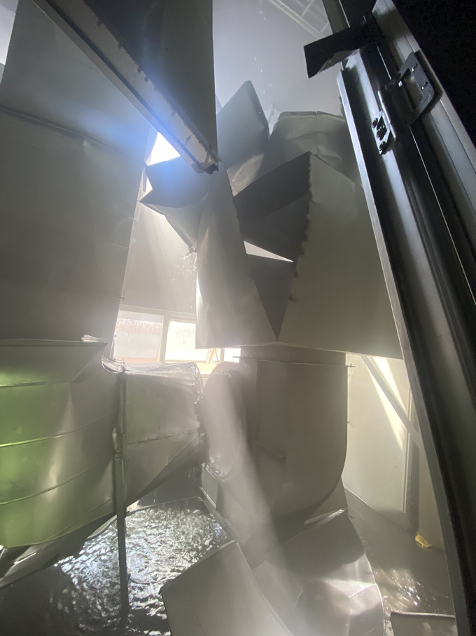 Hiện trường tại Công ty TNHH Seojin Auto. nguyên nhân ban đầu được xác định là do nổ cơ học, áp suất khí lớn dẫn đến phát nổ.