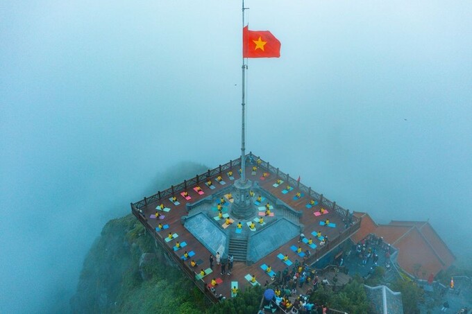 Màn đồng diễn Yoga trên đỉnh thiêng Fansipan năm 2022.