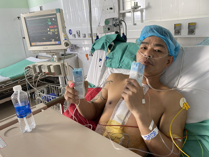  Nam bệnh nhân sau khi phẩu thuật xong và hồi phục sau ca phẫu thuật. Ảnh: Thanh Xuân