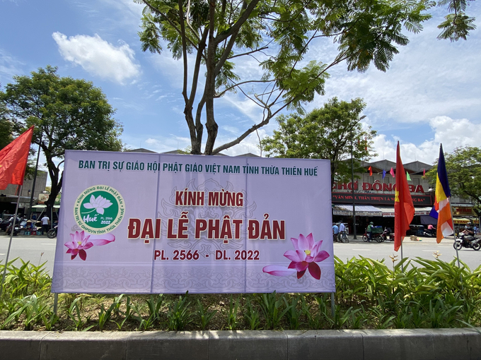 Băng rôn Kính mừng Đại lễ Phật đản Phật lịch 2566 được thiết trí tại các trục đường chính trong TP.Huế
