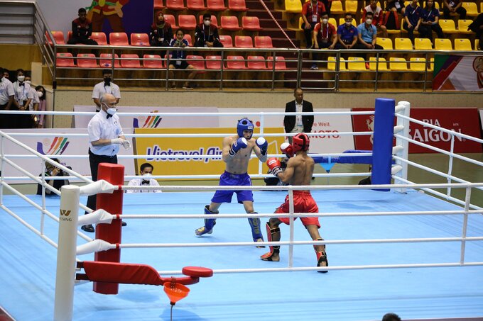 Ở nội dung Low Kick, hạng dưới 60kg, gặp Chhut Vannthong (đội tuyển Campuchia), Nguyễn Quang Huy đã tung ra những đòn đánh dứt khoát ngay từ khi nhập cuộc.