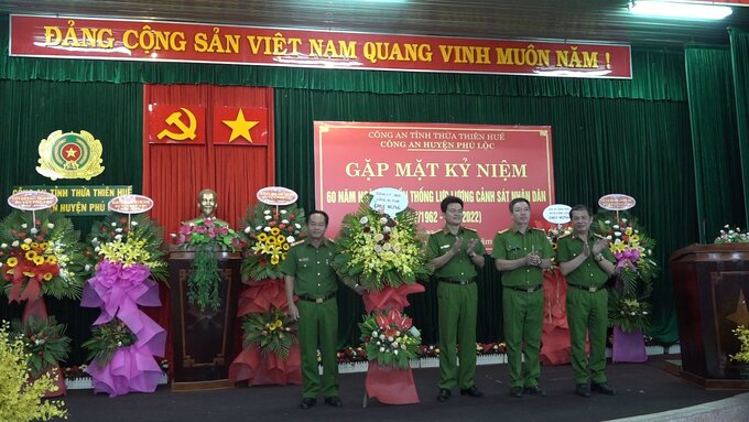 Đại tá Đặng Ngọc Sơn, Phó Giám đốc Công an tỉnh tặng hoa chúc mừng.