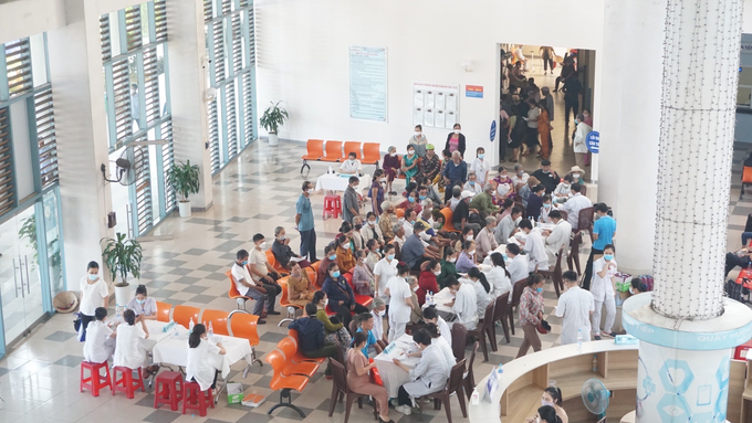 Tư vấn giải đáp thắc mắc và trao đổi kinh nghiệm cho bệnh nhân.