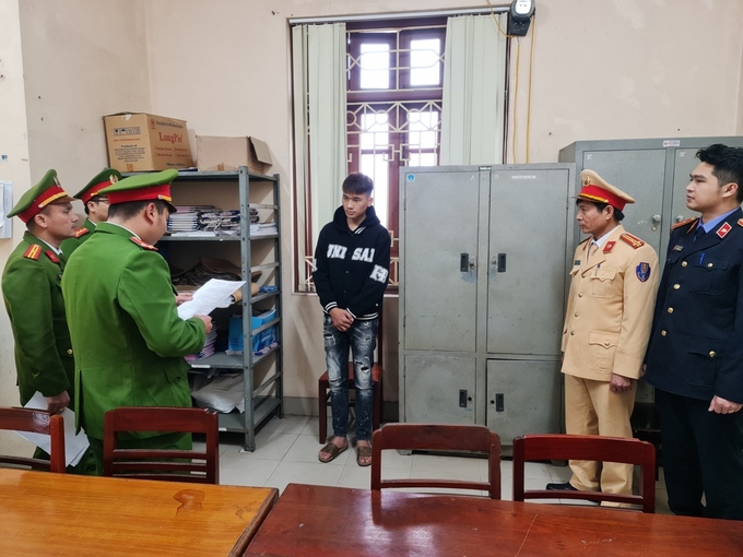 Tống đạt quyết định khởi tố đến đối tượng