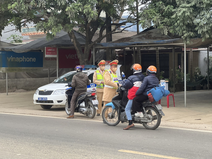 Từ ngày 18/1, tổ công tác của Đội CSGT đường bộ số 2 cũng đã chuẩn bị những chiếc bánh mì, chai nước, động viên người dân di chuyển về các tỉnh