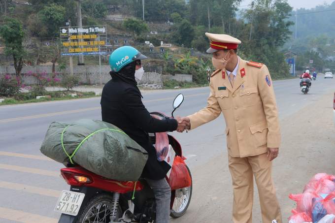 Những cái bắt tay cảm ơn các chiến sĩ CSGT của người dân đi làm xa quê trên đường trở về
