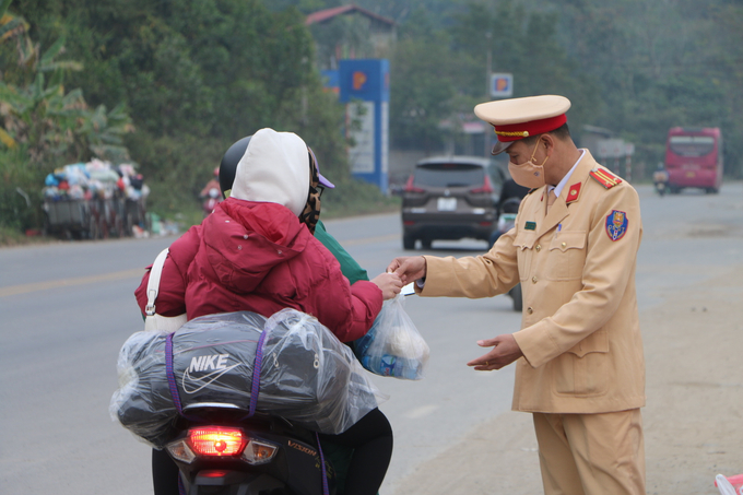 'Lực lượng CSGT Công an tỉnh Hoà Bình trên các tuyến quốc lộ đều có các điểm hỗ trợ người dân trên đường về quê ăn Tết. Ngoài việc hỗ trợ đồ ăn, nước uống, khẩu trang, lực lượng CSGT còn tăng cường tuần tra, kiểm soát, nhắc nhở người dân tham gia giao thông chấp hành nghiêm luật giao thông, đồng thời kiểm tra an toàn kỹ thuật phương tiên đảm bảo an toàn, nhất là khi đi qua những đèo dốc nguy hiểm nhằm đảm an toàn giao thông', lãnh đạo Phòng CSGT tỉnh Hòa Bình thông tin.