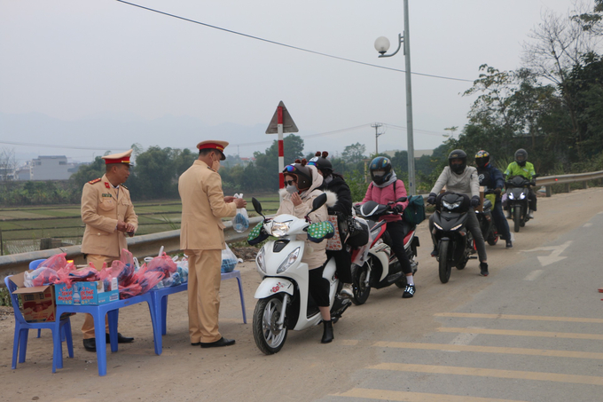Anh Trần Trung Hiếu (SN 2000, trú tại tỉnh Sơn La) chia sẻ, ban đầu khi thấy các chiến sĩ CSGT ra hiệu lệnh vào chốt, bản thân anh có chút hoang mang vì không rõ mắc lỗi gì, nhưng khi được các chiến sĩ phát nước và đồ ăn, chàng trai trẻ này cảm thấy rất vui và ấm áp