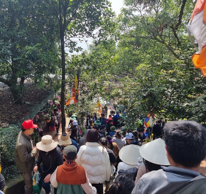 Hàng ngàn du khách nối đuôi nhau đi vãn cảnh chùa.