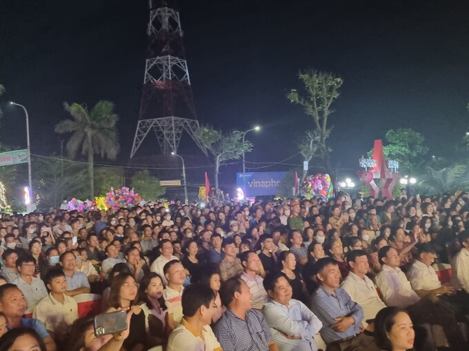 Đông đảo người dân đến với đêm khai trương