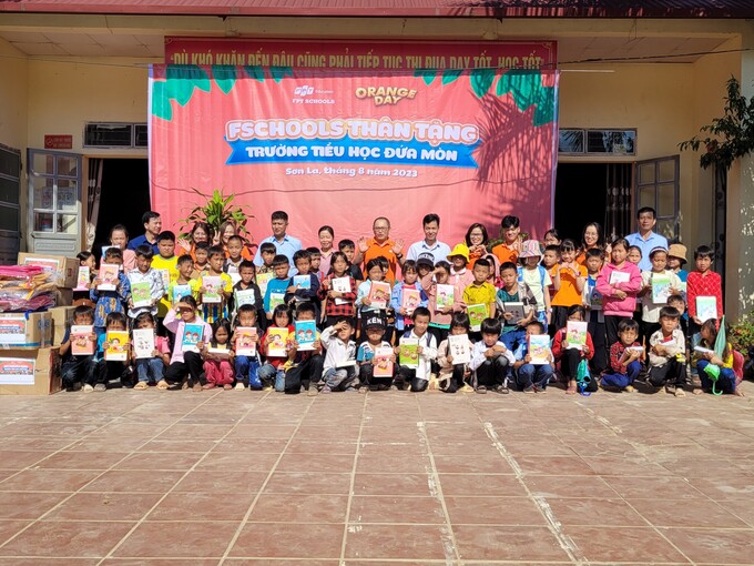 FPT Schools trao tặng 1,8 tấn sách vở và đồ dùng học tập, đồ chơi, trang thiết bị lớp học cho điểm trường Nà Tấu, Tiểu học Đứa Mòn.