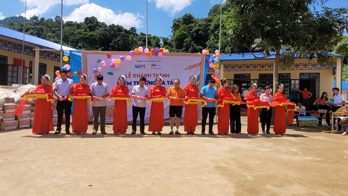 Các vị đại biểu cùng cắt băng khánh thành điểm trường Nà Tấu, Tiểu học Đứa Mòn.