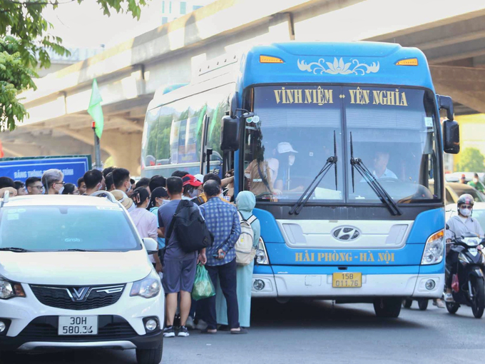 Cảnh những chuyến xe bắt khách dọc đường phổ biến