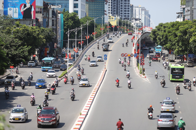 Đầu giờ chiều 31/8, nhiều tuyến phố tại Thủ đô bắt đầu trở nên tấp nập