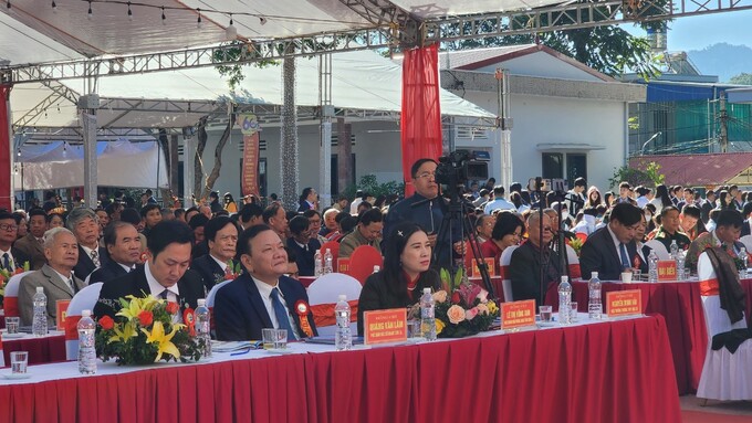Các đại biểu về dự buổi lễ