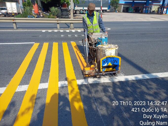 Vạch kẻ đường được sơn mới