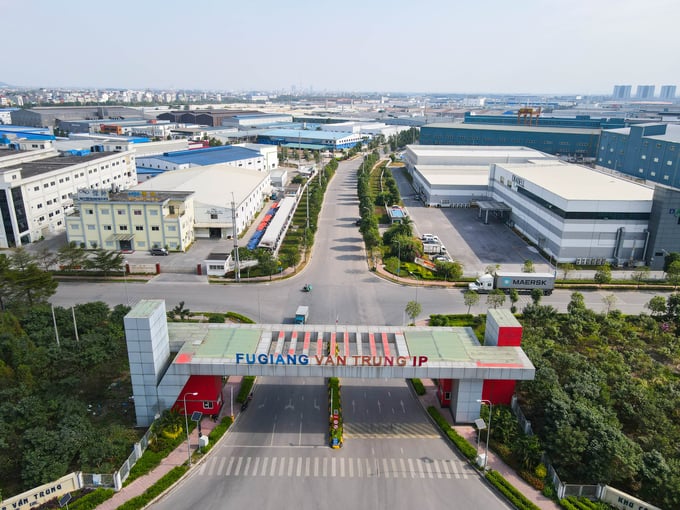 Trong quá trình phát triển, Đảng bộ, chính quyền và nhân dân huyện Việt Yên đã phát huy truyền thống năng động, sáng tạo, huy động, sử dụng hiệu quả các nguồn lực đầu tư để phát triển kinh tế - xã hội, đẩy mạnh phát triển công nghiệp, đô thị và dịch vụ; lấy phát triển công nghiệp để dẫn dắt và làm động lực cho phát triển đô thị, dịch vụ và hỗ trợ phát triển nông nghiệp.