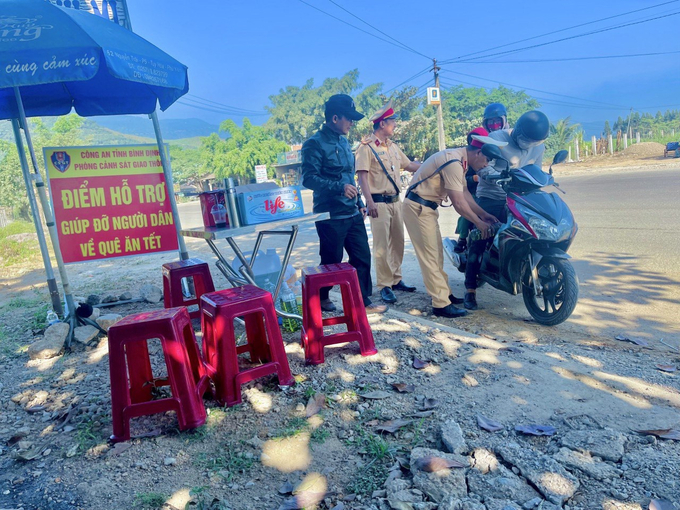 Ngoài việc tặng quà, CSGT còn đổ xăng, tiếp sức cho người dân về quê