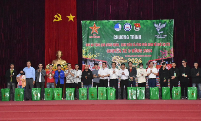 Công ty Cổ phần Tập Đoàn bia rượu và nước giải khát Sao Vàng – SAVABECO đã tổ chức chào mừng và tặng hàng trăm suất quà cho công nhân và các em sinh viên tỉnh Hà Tĩnh