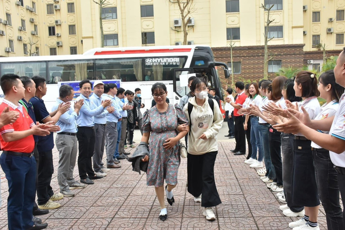 Niềm vui của các công nhân khi được về quê trên chuyến xe nghĩa tình.