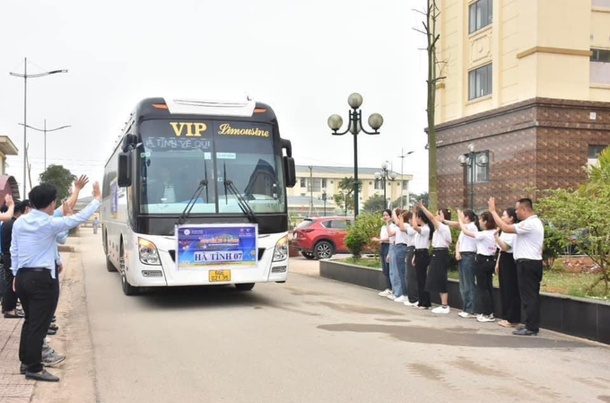 Chuyến xe lăn bánh đưa các công nhân về sum họp cùng gia đình sau một năm vất vả mưu sinh.
