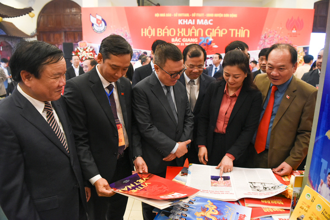 Các đại biểu tham quan gian trưng bày.