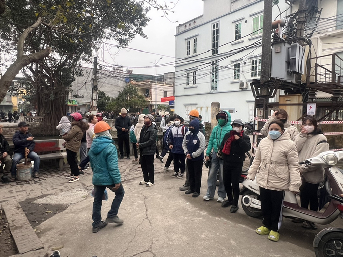Rất nhiều người từ già đến trẻ hiếu kỳ đến xem “rắn thần” và cúng tế.