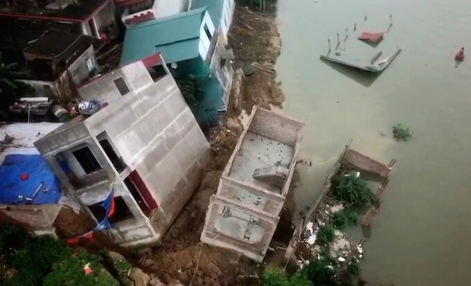 Hiện trường vụ sạt lở mái đê ở Bắc Ninh.
