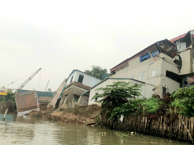 Nhiều ngôi nhà bị sụt lún.