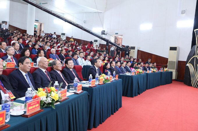 Các đồng chí lãnh đạo, nguyên lãnh đạo Đảng, nhà nước và đại biểu dự buổi lễ