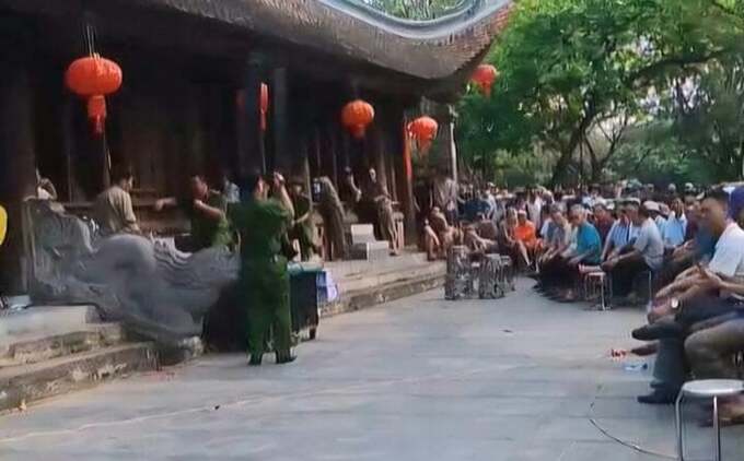 Cuộc họp giữa Ban quản lý di tích làng Đồng Kỵ và người dân vào ngày 16.4 để làm rõ nguyên nhân thất thoát quỹ di tích.