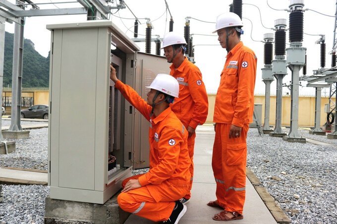 Công nhân Công ty Điện lực Nghệ An thực hiện kiểm tra các thông số kỹ thuật trước khi đóng điện TBA đưa vào vận hành