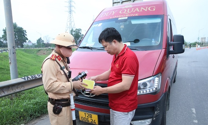 CSGT Công an Bắc Giang kiểm tra người điều khiển xe ô tô trên cao tốc Hà Nội - Bắc Giang