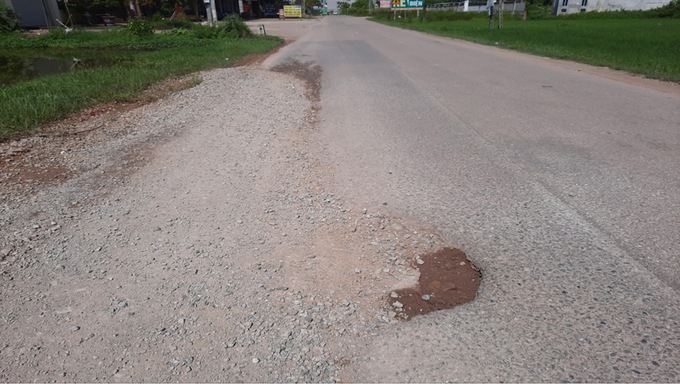 Một đoạn tỉnh lộ 295 đoạn qua xã Ngọc Châu (Tân Yên) trước khi cải tạo