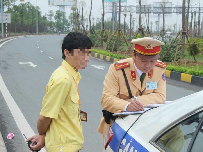 Chủ xe cần lưu ý mang theo cả bản gốc giấy biên nhận còn hiệu lực của ngân hàng, tổ chức tín dụng để tránh bị xử phạt