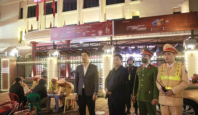 Thượng tá Nguyễn Hồng Phong, Giám đốc Công an tỉnh chỉ đạo các lực lượng thực hiện nhiệm vụ đảm bảo TT-ATGT dịp tết.