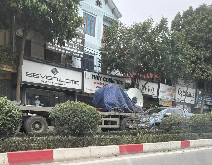 Chiếc xe đầu kéo chở cuộn thép