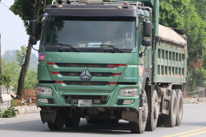Chiếc xe Howo chở cát cao hơn thành thùng hoạt động rầm rập trên đường N2