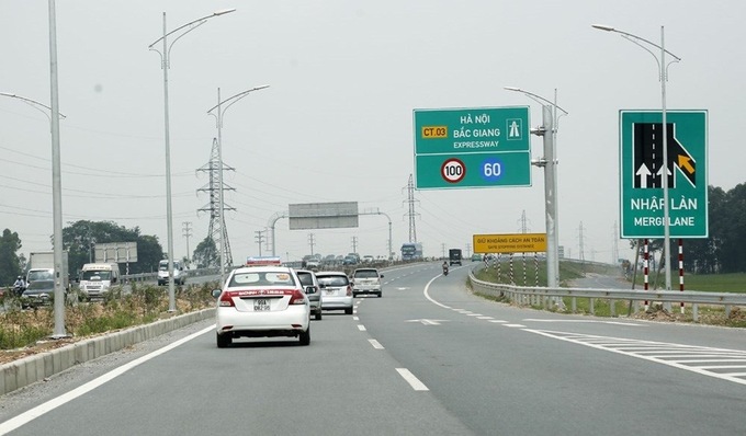 Đảm bảo an toàn khi ra, vào, nhập làn, chuyển làn trên cao tốc theo đúng quy định