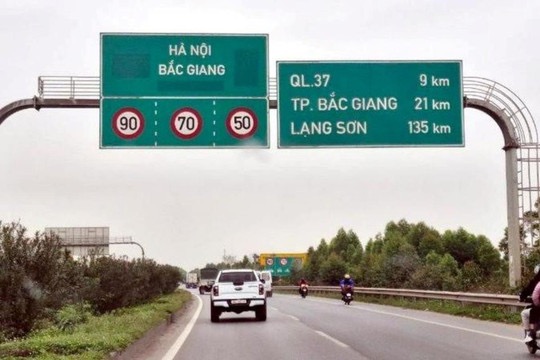 Trên các tuyến đường cao tốc thường quy định tốc độ tối đa cho phép giữa các làn đường và phương tiện lưu thông.