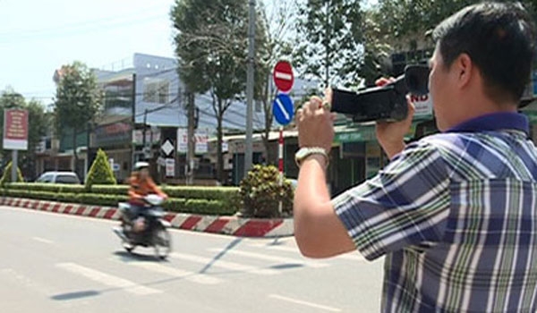 Người dân có thể gửi clip tự quay trên camera hành trình trên xe mình tới Bộ Công an, và đồng thời sẽ có cổng thông tin tiếp nhận toàn bộ các thông tin này để xác minh và xử lý. Ảnh Internet  