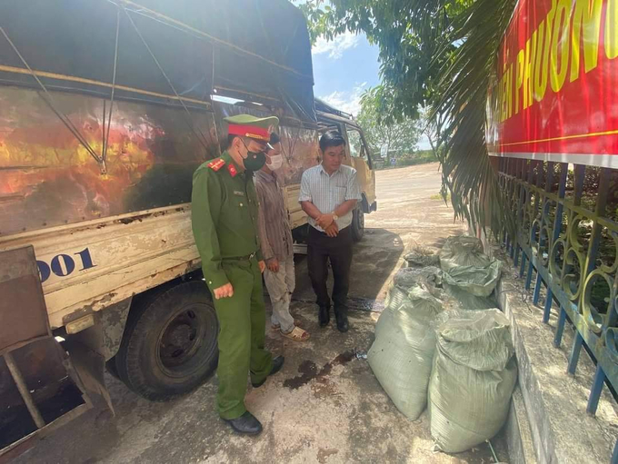 Lực lượng chức năng kiểm tra hàng hoá bị bắt giữ