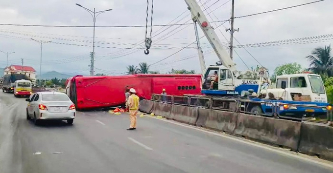 Xe khách mất lái vắt ngang đường Quốc lộ 1A