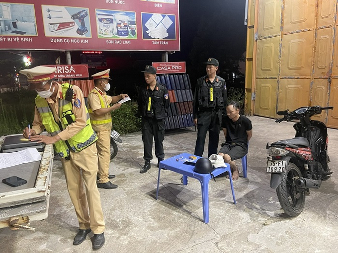 Đối tượng Trung bị lực lượng chức năng bắt giữ ngay sau khi vứt xe bỏ trốn