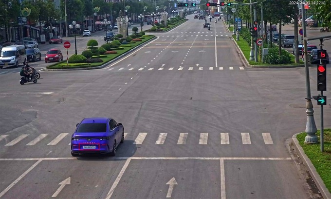 Xe ô tô vượt đèn đỏ tại ngã 3 Hùng Vương - Huyền Quang, phường Hoàng Văn Thụ