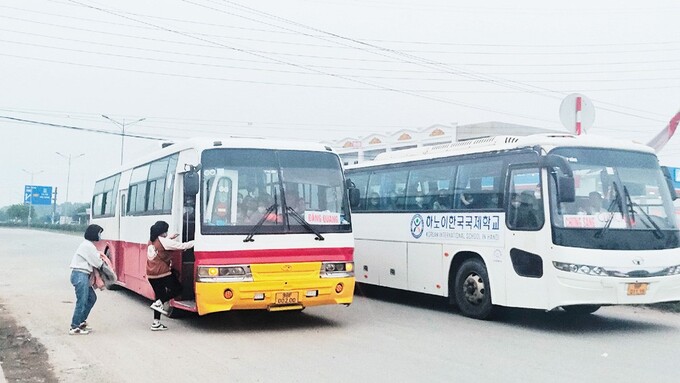 Xe đón công nhân dừng đỗ sai vị trí quy định tại QL17, đoạn qua Cụm công nghiệp Nội Hoàng (Yên Dũng)