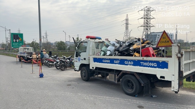 Lực lượng CSGT xử lý xe mô tô, xe gắn máy đi vào cao tốc