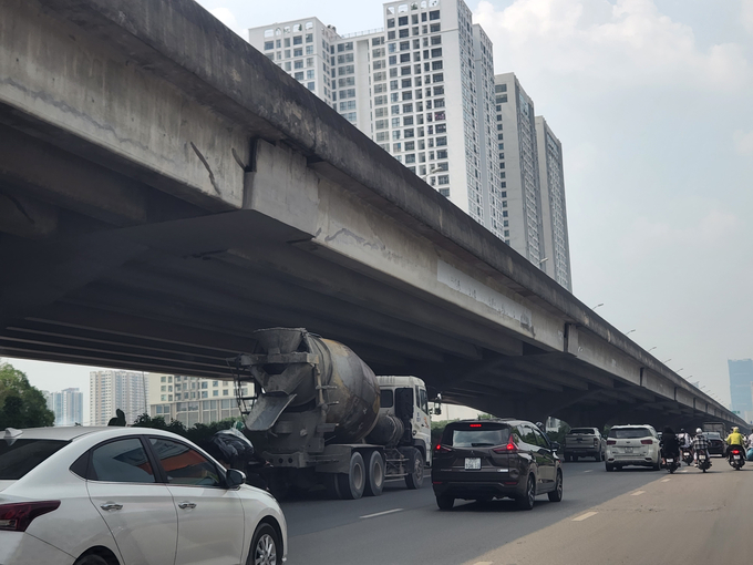 2 xe bồn trộn bê tông mang thương hiệu Bê tông Việt Xô và Sông Đà 7 vô tư lưu thông trên đường Nguyễn Xiển (quận Hoàng Mai) phục vụ thi công dự án xây dựng ở phường Hạ Đình, quận Thanh Xuân, vào chiều 26/9/2022.