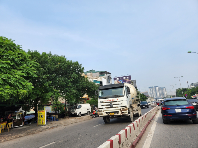 Bất chấp giờ cao điểm, nhưng xe bồn trộn bê tông hiệu “Bê tông Việt Ý” biển số 29C-506.89 vẫn ngang nhiên chạy trên đường Nguyễn Khoái, Q.Hai Bà Trưng. (Ảnh được chụp lúc 8h42phút ngày 27/9/2022)