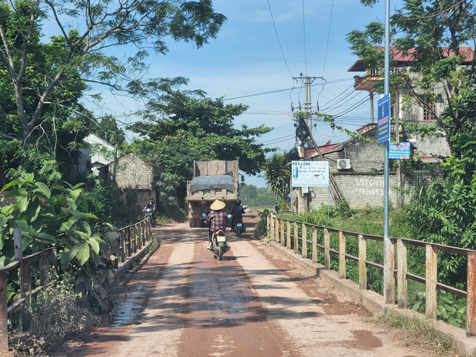 Cầu Tân Mỹ vốn nhỏ hẹp nhưng mỗi ngày phải 'gánh' hàng trăm lượt xe tải trọng lớn quần thảo